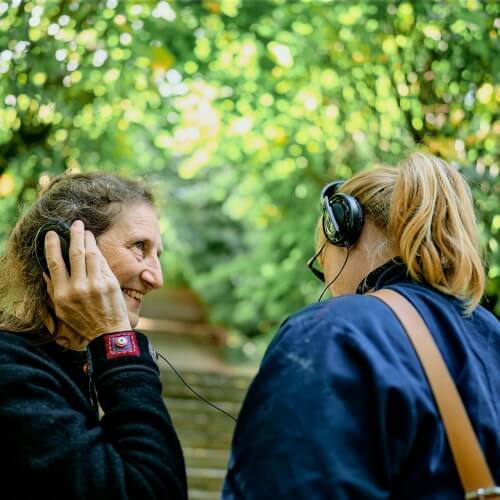 To kvinder i skov, der lytter